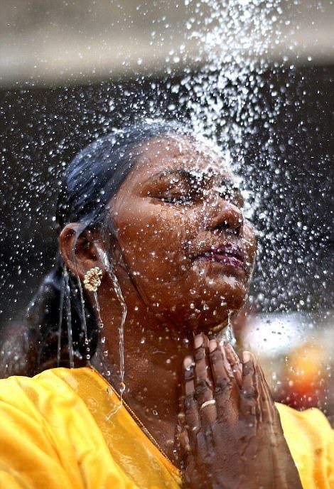 Веселый индуистский праздник с проколотыми насквозь участниками (21 фото)