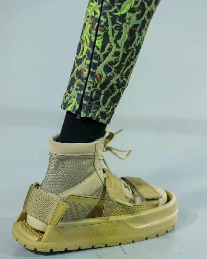Творение китайского модного бренда уделало даже носки с сандалиями и шлепанцами (6 фото)