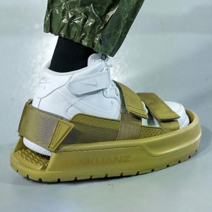 Творение китайского модного бренда уделало даже носки с сандалиями и шлепанцами (6 фото)