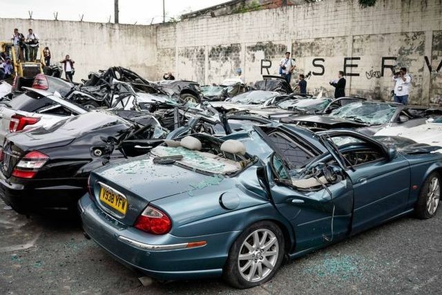 Президент Филиппин приказал уничтожить десятки люксовых авто (6 фото)