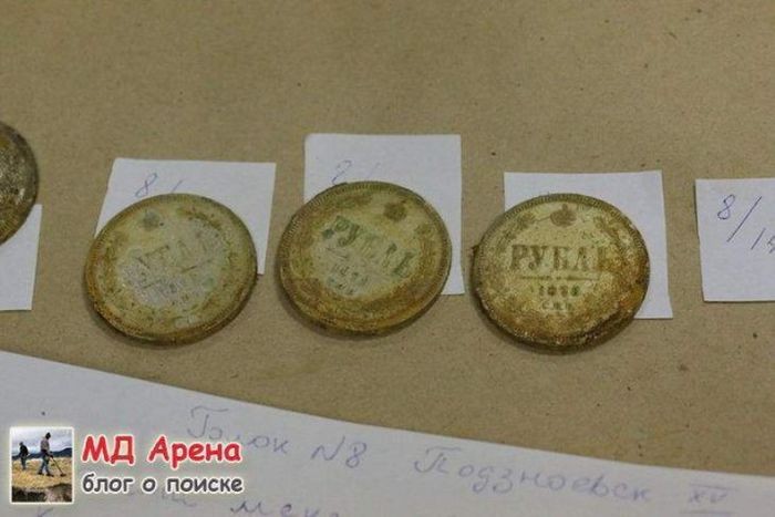 В Пскове археологи выкопали клад с редкими монетами (10 фото)