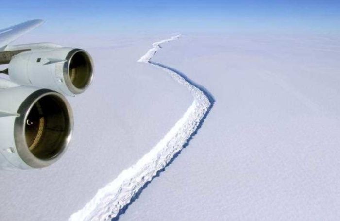 От ледника в Антарктиде откололось 5800 квадратных километров льда (5 фото)