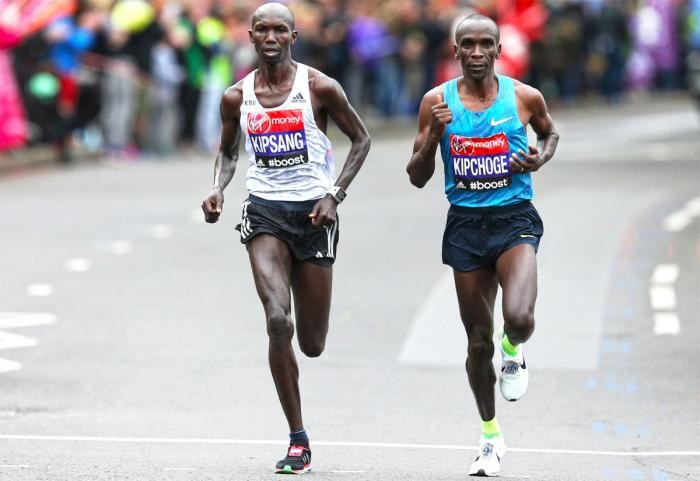Мировой рекорд кенийца: 42 км за 2 часа (9 фото)
