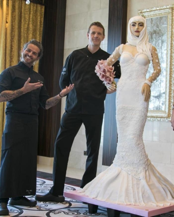 Торт в виде фигуры невесты стоимостью миллион долларов (5 фото)