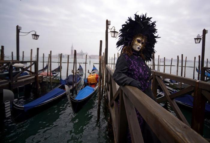 На улицах Венеции начался грандиозный карнавал (18 фото)