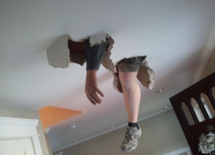 Когда в квартире ваших соседей появляется ремонт (19 фото)