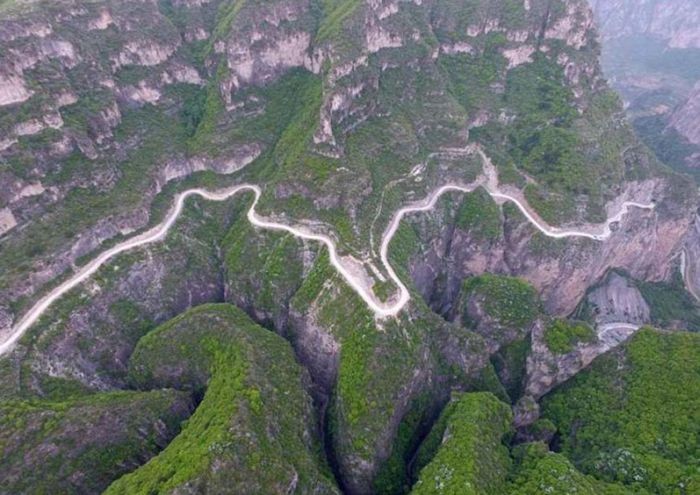 Горную дорогу в Китае строили 50 лет (5 фото)