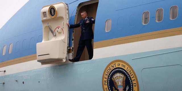 Как защищен самолет президента США (5 фото)
