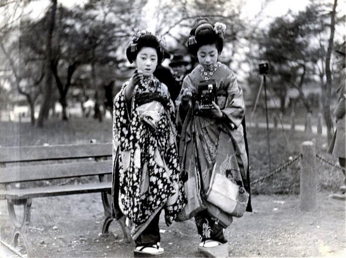 Повседневная жизнь гейш и их юных учениц 1920 год (15 фото)