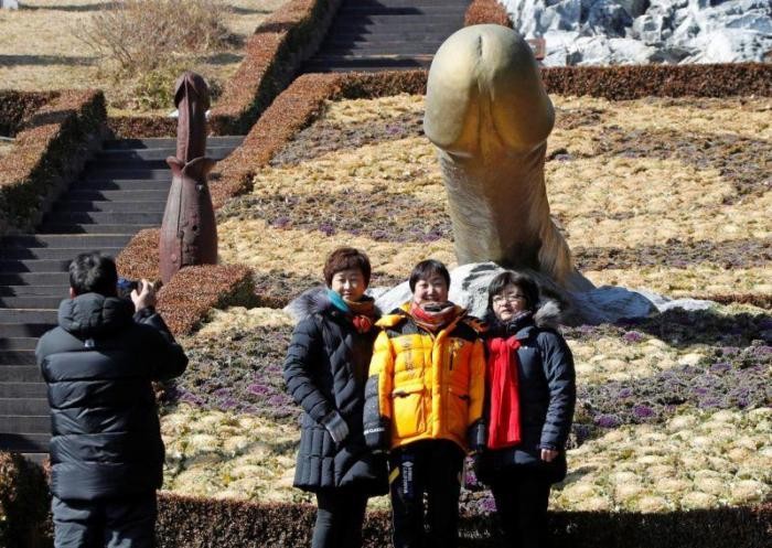 Гости Олимпиады ринулись в южнокорейский парк пенисов (9 фото)