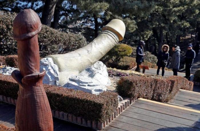 Гости Олимпиады ринулись в южнокорейский парк пенисов (9 фото)