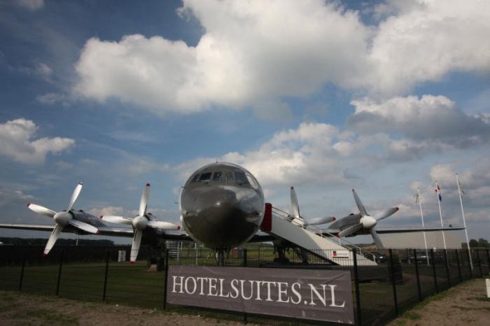 Эксклюзивный отель в корпусе самолета ИЛ-18 (15 фото)