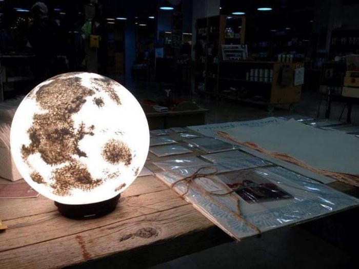 Декоратор-астрофизик создает светильники в форме планет (11 фото)