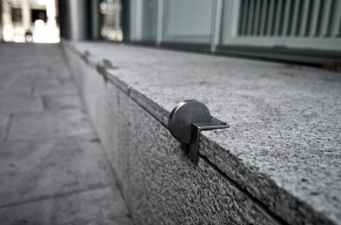 Для чего на улицах Лондона закреплены железки разной формы (6 фото)