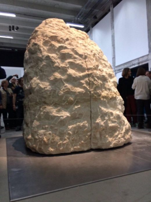 Художник неделю проведет в заточении в 12 тонном камне (6 фото)