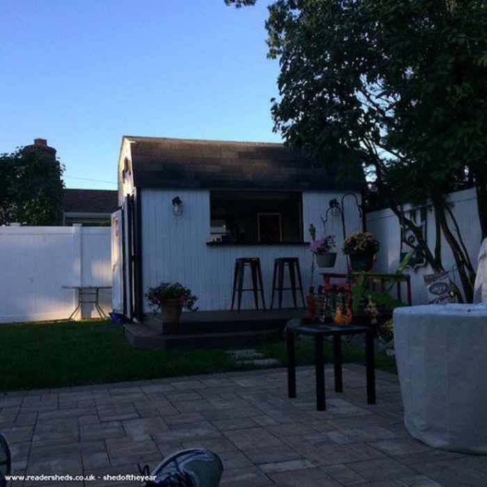 Уютный мини-паб во дворе дома (23 фото)