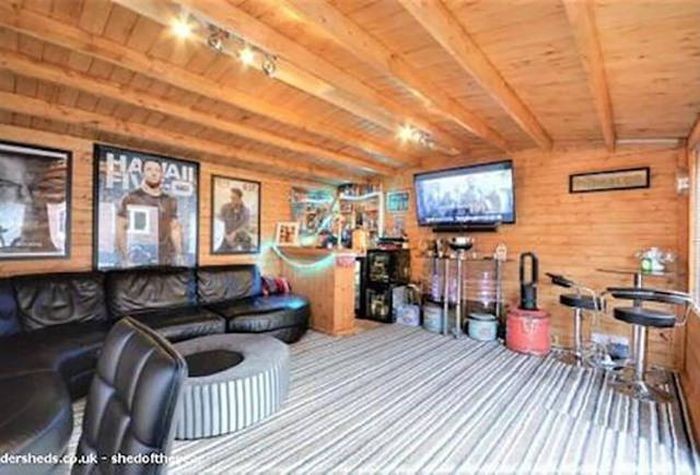 Уютный мини-паб во дворе дома (23 фото)