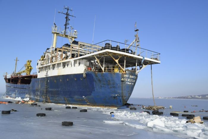 Брошенное судно в Амурском заливе (7 фото)