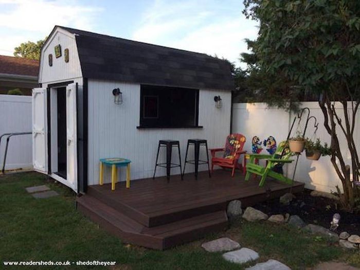 Уютный мини-паб во дворе дома (23 фото)