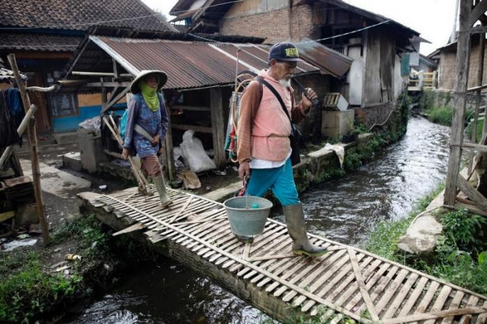 Правительство Индонезии собирается очистить самую грязную реку (21 фото)