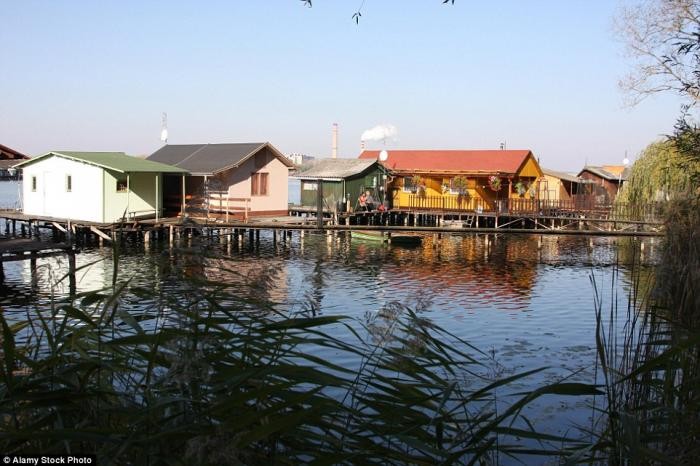 Живописная деревня на сваях на озере в Венгрии (12 фото)