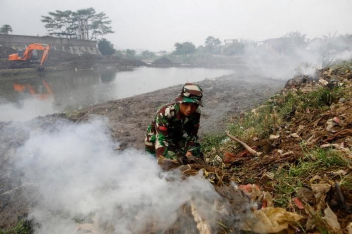 Правительство Индонезии собирается очистить самую грязную реку (21 фото)