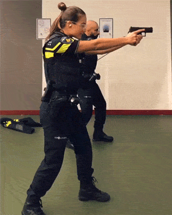 Модель со способностями полицейского (25 фото)