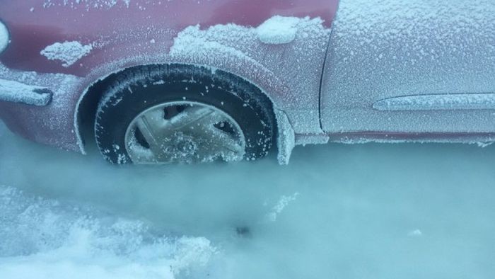 Автомобиль мужчины оказался закованным в лед по вине коммунальщиков (5 фото)