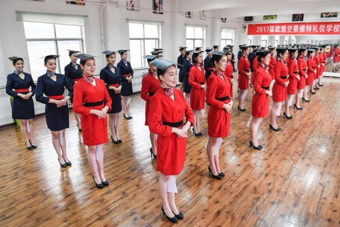 Жесткий тест на профпригодность для китайских стюардесс (8 фото)