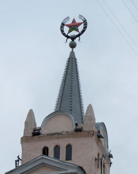 Звезду на башне здания советской постройки превратили в Патрика (3 фото)