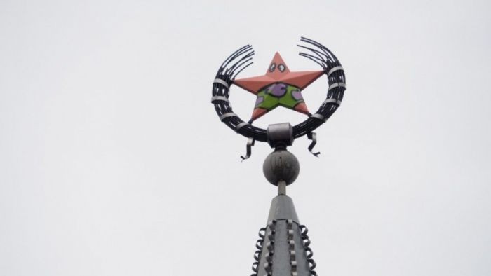 Звезду на башне здания советской постройки превратили в Патрика (3 фото)