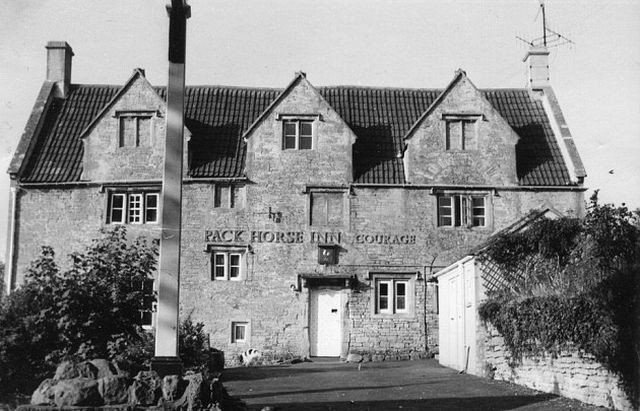 Жители британской деревни выкупили паб, расположенный в здании XV века (7 фото)