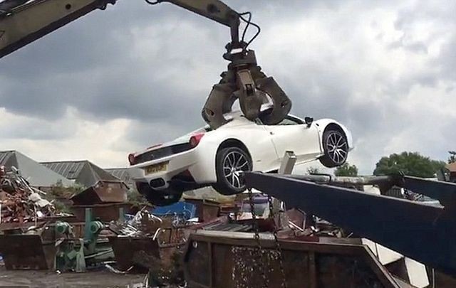 Британская полиция уничтожила конфискованный Ferrari (5 фото)