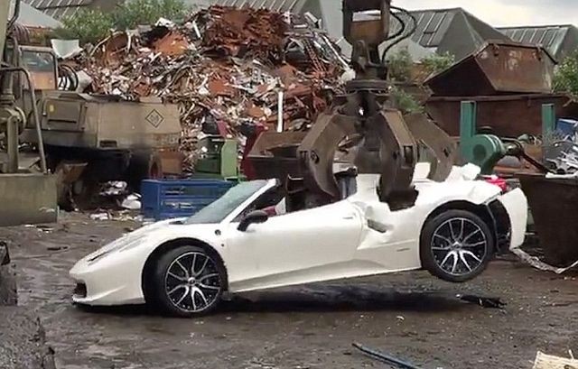 Британская полиция уничтожила конфискованный Ferrari (5 фото)
