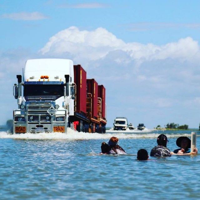 Подводная австралийская дорога, преодолеть под силу только грузовикам (10 фото)