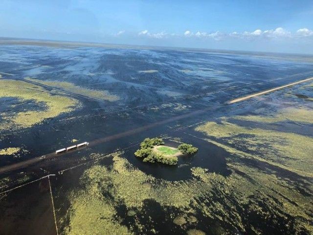 Подводная австралийская дорога, преодолеть под силу только грузовикам (10 фото)