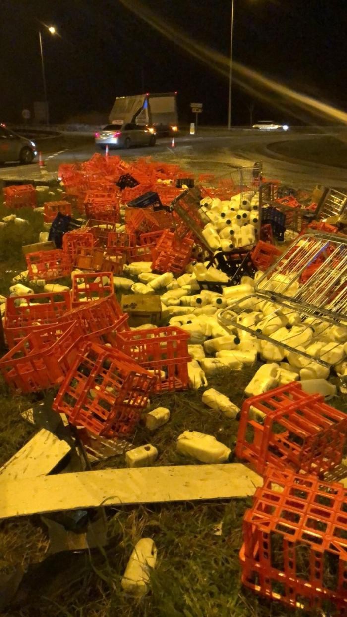 Из грузовика на дорогу выпали тысячи бутылок с молоком (3 фото)