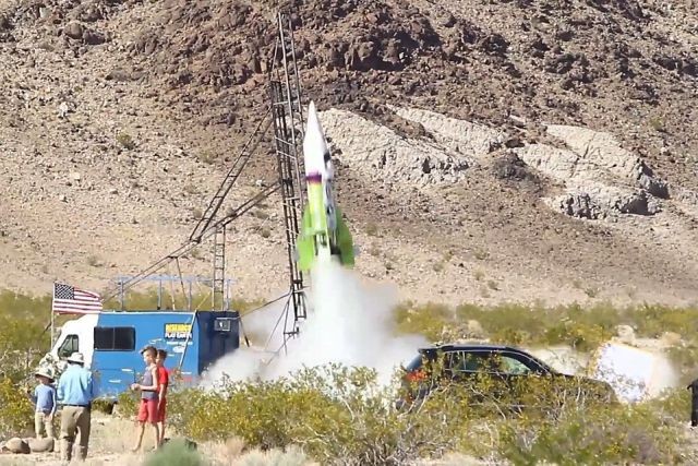 Американец совершил полет на самодельной ракете (6 фото)