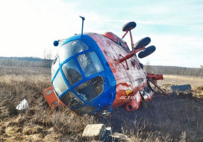 После крушение вертолета выжившие пассажиры поблагодарили пилота (10 фото)