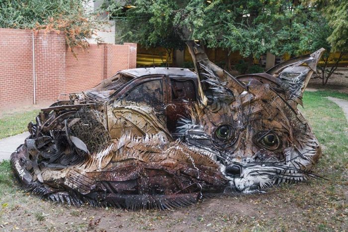 Объемные скульптуры животных и мусора (35 фото)