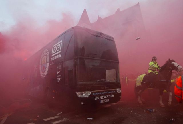 Болельщики «Ливерпуля» атаковали автобус «Манчестер Сити» (8 фото)