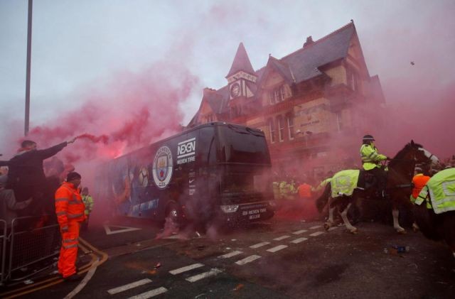 Болельщики «Ливерпуля» атаковали автобус «Манчестер Сити» (8 фото)