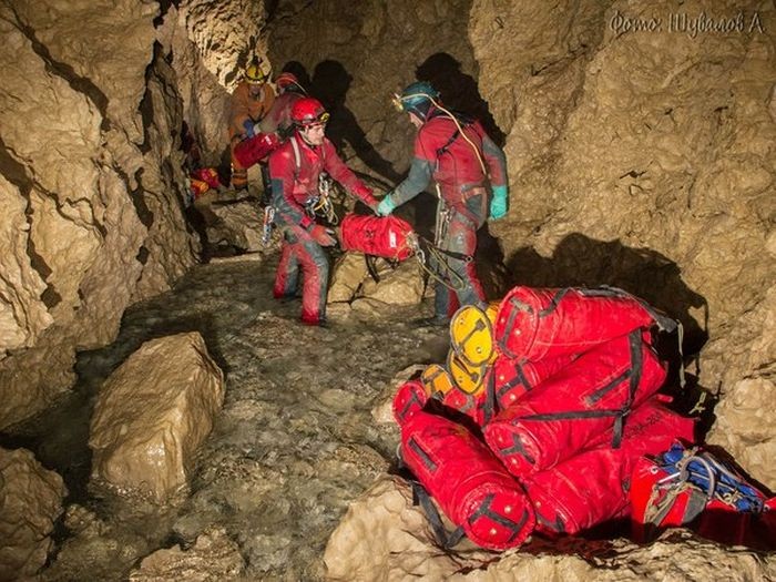 Снежная пещера - одна из самых глубоких в мире (13 фото)