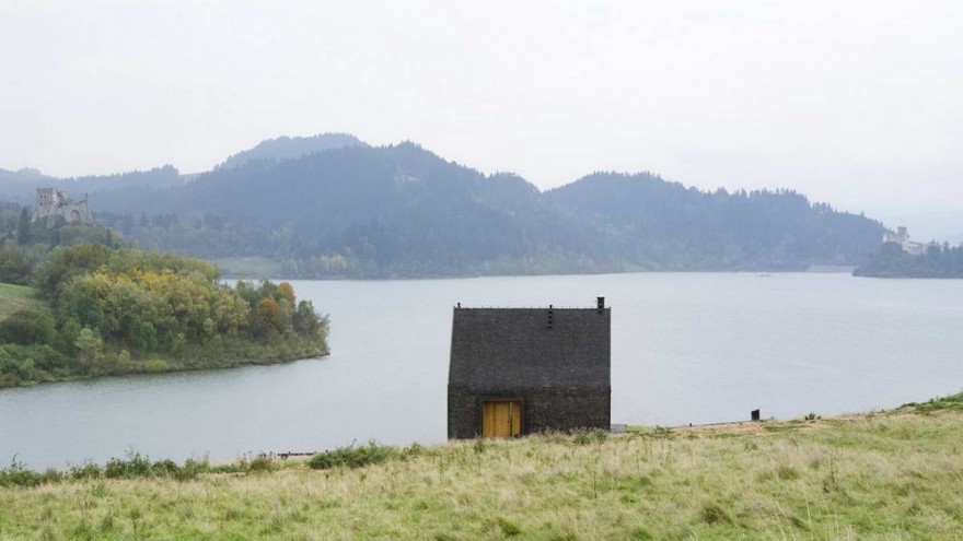 Горная хижина на берегу озера в Польше (22 фото)