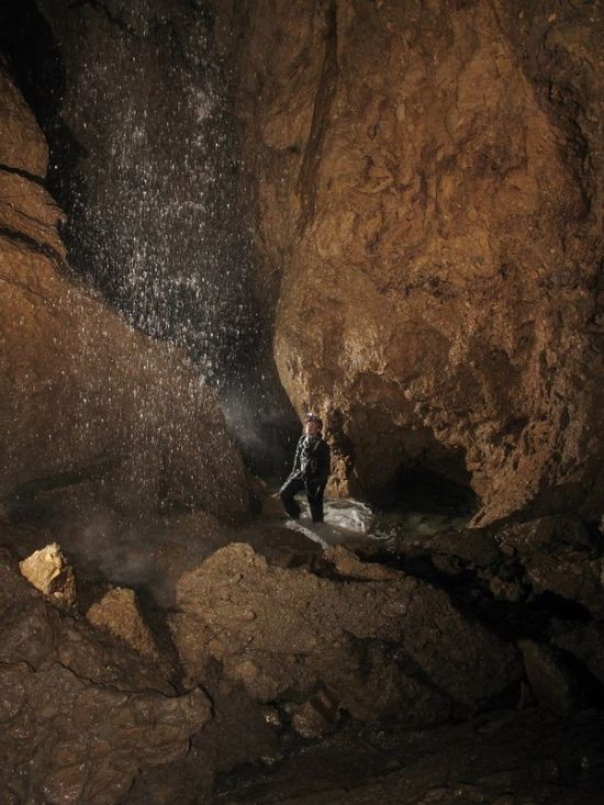 Снежная пещера - одна из самых глубоких в мире (13 фото)