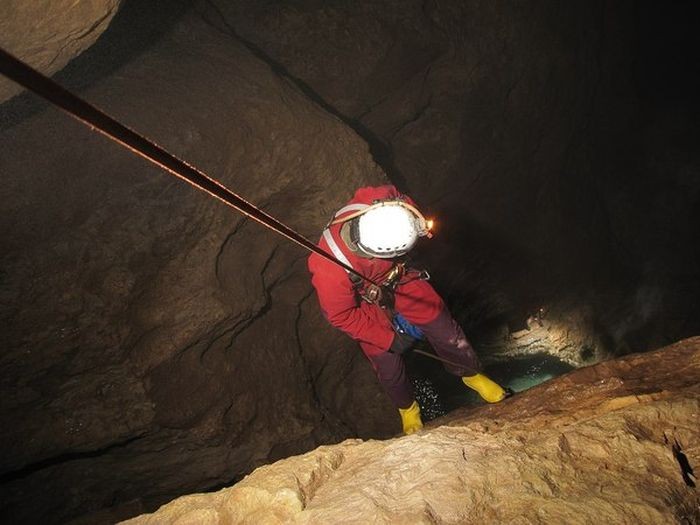 Снежная пещера - одна из самых глубоких в мире (13 фото)