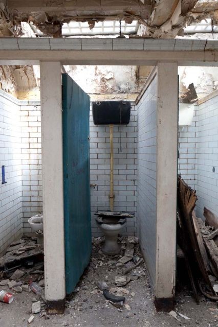 Общественный туалет превратили в современную квартиру (14 фото)