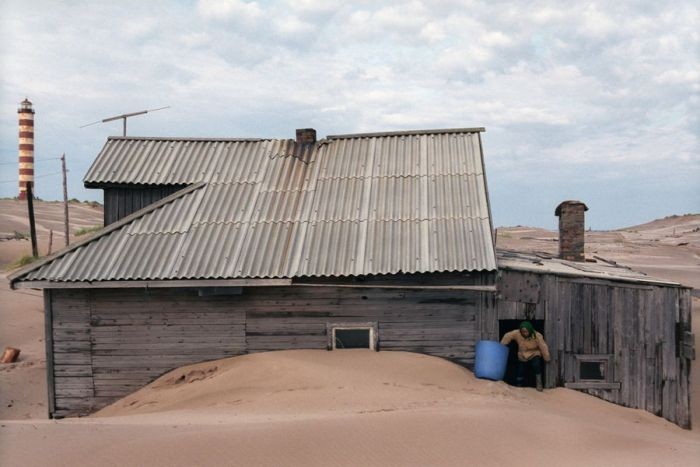 Село на берегу моря утопает в песке (27 фото)
