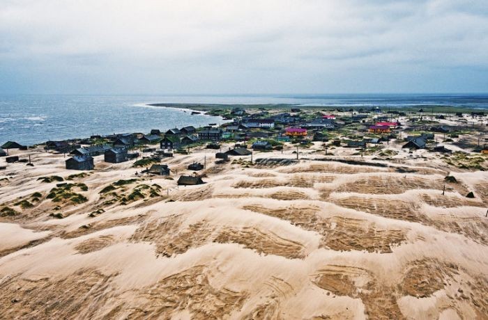 Село на берегу моря утопает в песке (27 фото)