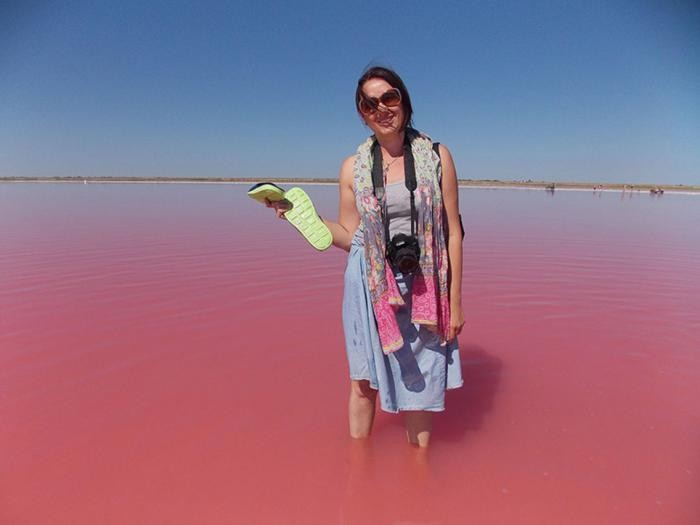 Озеро, которое каждый август превращается в «розовый кисель (5 фото)